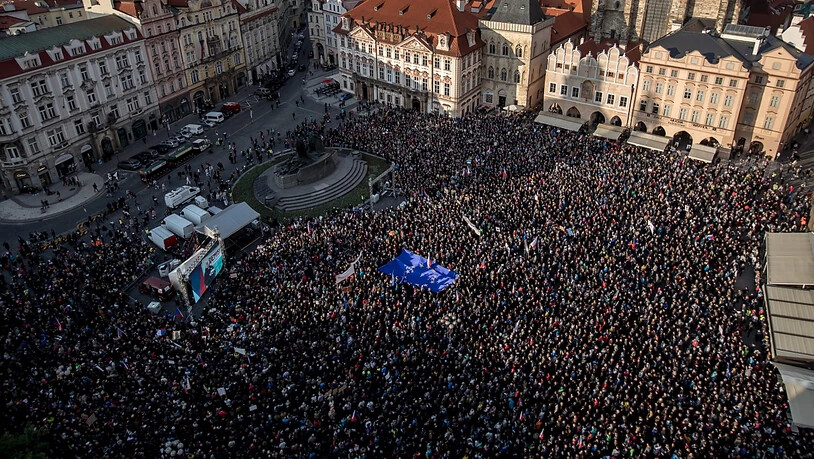 Die Demonstranten forderten auf dem Altstädter Ring in Prag auf Spruchbändern eine unabhängige Justiz und den Rücktritt des 64-Jährigen.
