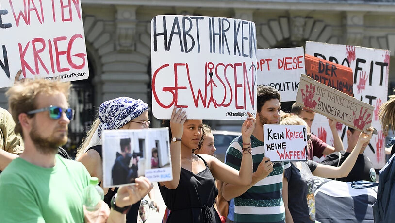 Kundgebung im Sommer 2018 in Bern gegen den Export von Waffen in Bürgerkriegsländer. (Archivbild)