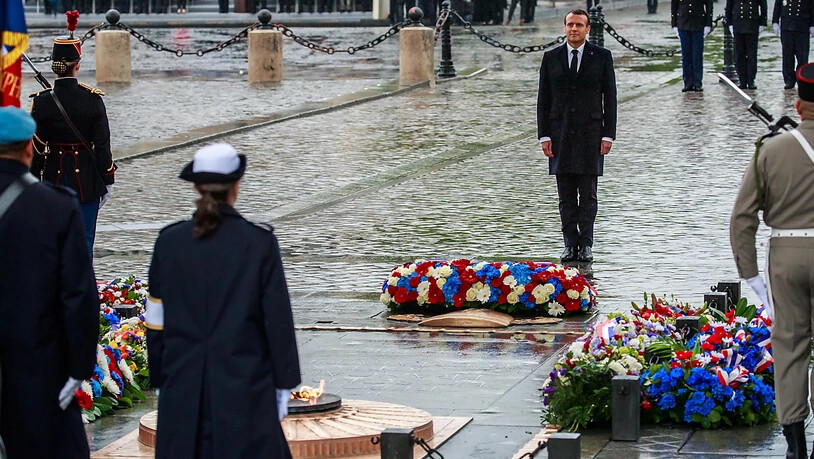 Im Gedenken an das Ende des Zweiten Weltkriegs legt Präsident Emmanuel Macron am Pariser Triumphbogen einen Kranz nieder.