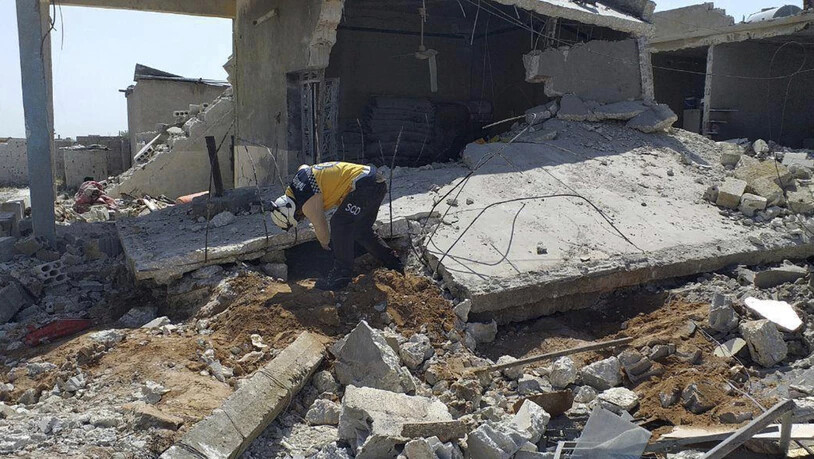Ein Helfer der Organisation Weisshelme sucht unter den Trümmern eines Hauses nach möglichen Opfern. Das Haus im Dorf Ras al-Ain in der Provinz Idlib wurde durch Luftangriffe von Regierungstruppen zerstört.
(Bild vom 7. Mai).