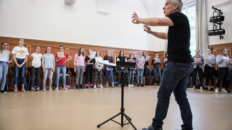 Der Funke muss springen: Christian Klucker bereitet die verschiedenen Chöre der Stimmwerkbande auf die komplexe Aufführung von «Die absolute Melodie» vor.