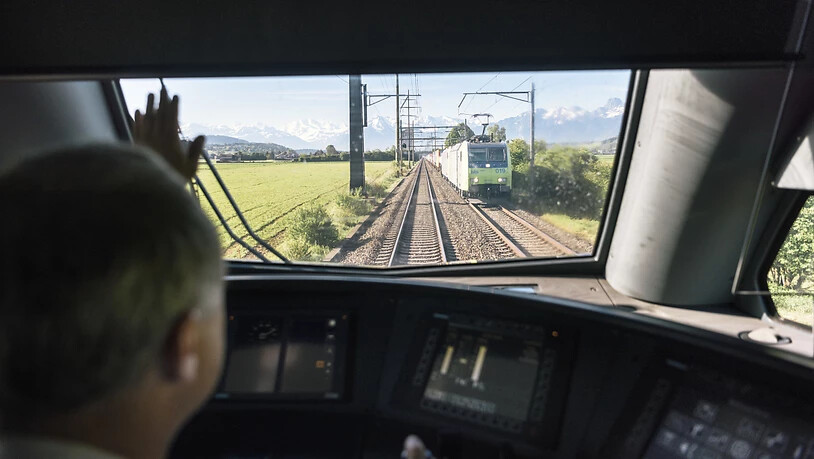 Die BLS - hier ein Zug im Berner Aaretal - schickt Ende 2019 noch keine Interregio-Züge nach Biel und Olten. (Archivbild)