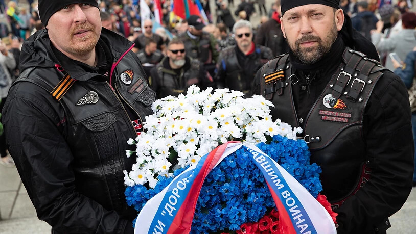 Mitglieder eines Motorradklubs vor einer Kranzniederlegung anlässlich der Siegesfeiern über Hitler-Deutschland am Donnerstag in Moskau.