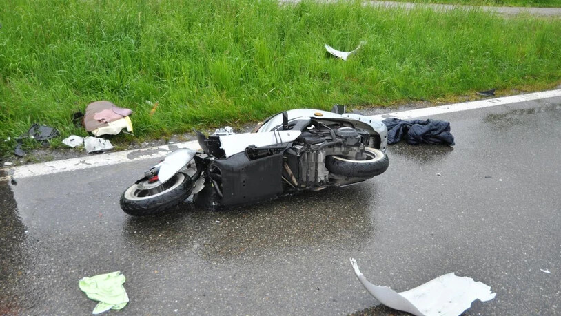 Der Motorradfahrer erlitt bei der Frontalkollision tödliche Verletzungen.