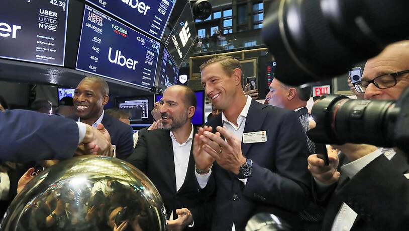 Das Uber-Management am Freitag an der Wall Street. In der Mitte CEO Dara Khosrowshahi, der einem Händler die Hand schüttelt..