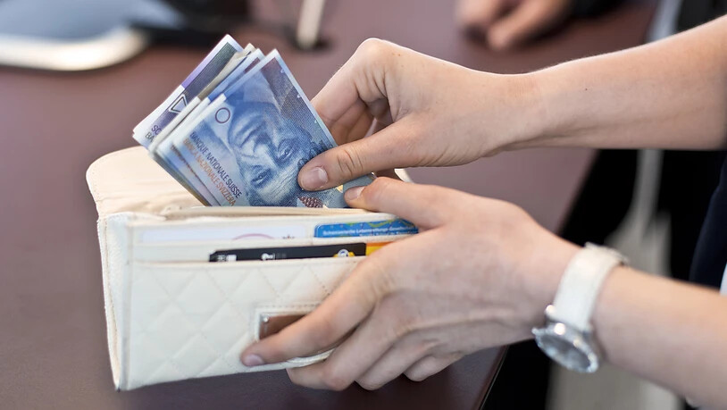 Wer bei der grössten Schweizer Bank Bargeld am Schalter bezieht, muss neuerdings mit Gebühren rechnen. (Archivbild)