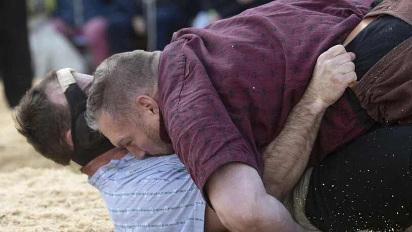 Christian Stucki kann vorderhand keinen Gegner ins Sägemehl betten