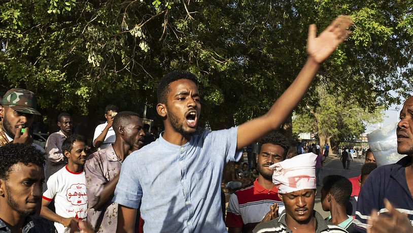 Nach der Einigung des Militärs und der Opposition im Sudan auf eine Teilung der Macht ist die Gewalt am Montagabend wieder aufgeflammt.