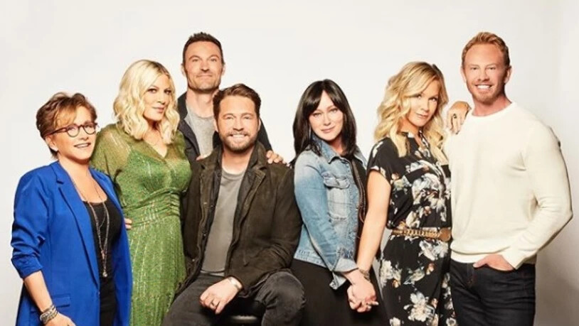 Eine Crew in den Startlöchern: Ein neuer Trailer zeigt die vorfreudigen Protagonisten der Kultserie "Beverly Hills, 90210", die im August als Neuauflage ins US-Fernsehen kommt. (Instagram)