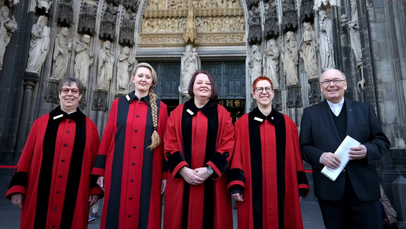 Die ersten vier Domschweizerinnen im Kölner Dom.