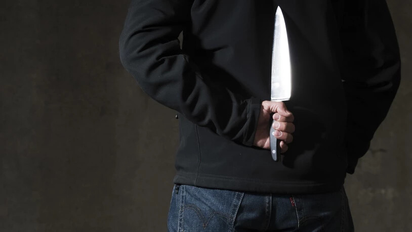 Mit einem 31 Zentimeter langen Messer stach der Tunesier auf seine Ehefrau ein. (Symbolbild)