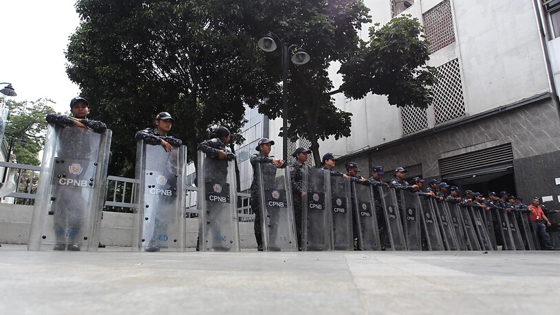 Polizisten blockieren am Dienstag in Caracas den Zugang zum Parlament.