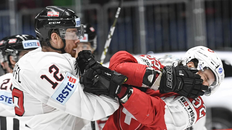 Der österreichische NHL-Stürmer Michael Raffl (links) teilt gegen den Schweizer Gaëtan Haas in einem umkämpften WM-Spiel aus