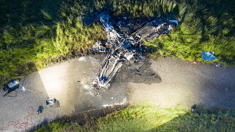 Ein Kleinflugzeug stürzte am Dienstagabend in der Nähe des Flugplatzes Birrfeld bei Mülligen im Kanton Aargau ab und brannte komplett aus. Der Pilot - ein 66-jähriger Zürcher - konnte nur noch tot geborgen werden.
