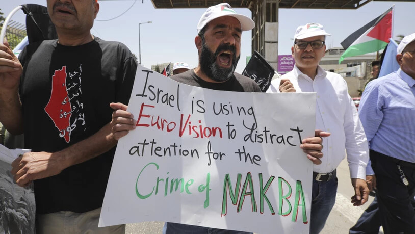 "Israel benutzt EuroVision, um vom Verbrechen der Nakba abzulenken" steht auf einem Plakat, mit dem Palästinenser an ihrem Tag der Katastrophe (Nakba) gegen den Eurovision Song Contest in Tel Aviv demonstrieren.