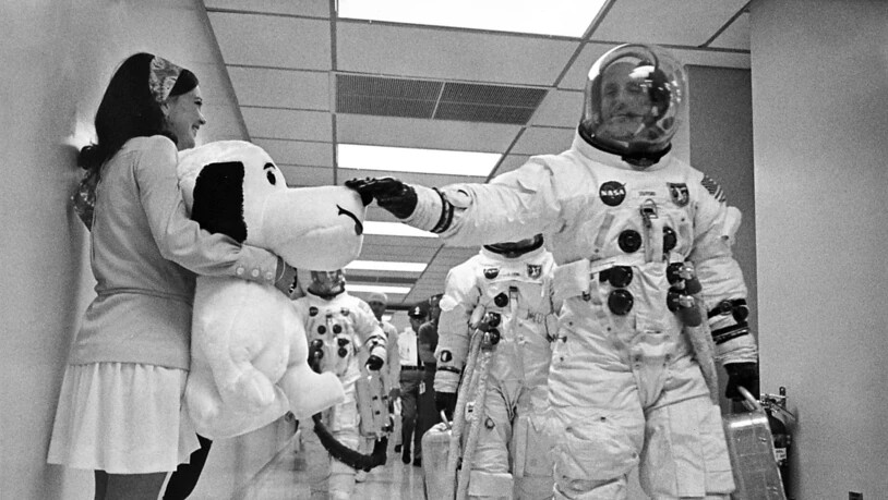 Als die Crew der Apollo 10-Mission auf dem Weg zum Launch Complex 39B entlang eines Korridors ging, klopfte Kommandant Thomas Stafford auf die Nase von Snoopy, dem Maskottchen der Mission, nach dem auch die Landefähre benannt war. (KEYSTONE/NASA)