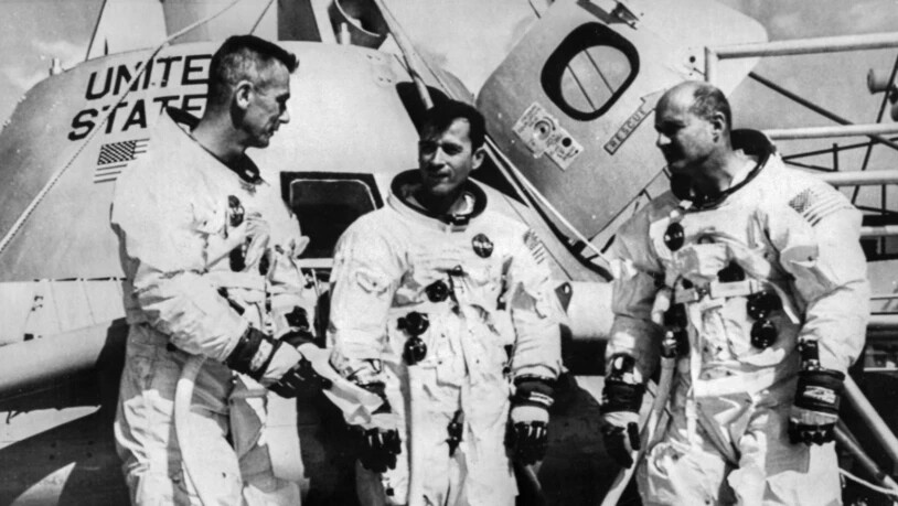 Von links nach rechts stehen die Astronauten der Apollo-Mission 10 Eugene Cernan, John Young und Thomas Stafford kurz vor dem Abflug vor der geöffneten Raumkapsel, welche sie in die Mondumlaufbahn bringen wird.  (Archivbild)