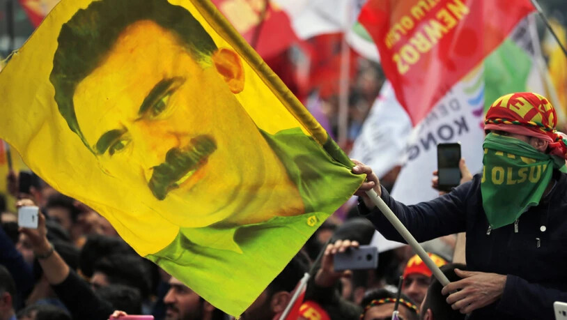 Ein kurdischer Demonstrant mit einer Öcalan-Fahne Mitte März in Istanbul. (Archivbild).