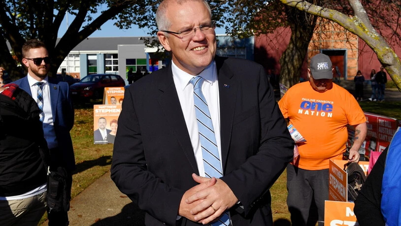 Bei der Parlamentswahl in Australien zeichnet sich ein enges Rennen zwischen der rechtsliberalen Koalition und der Labor-Opposition ab. Neusten Umfrage zufolge liegt das Regierungslager von Premierminister Scott Morrison (im Bild) inzwischen vorne.