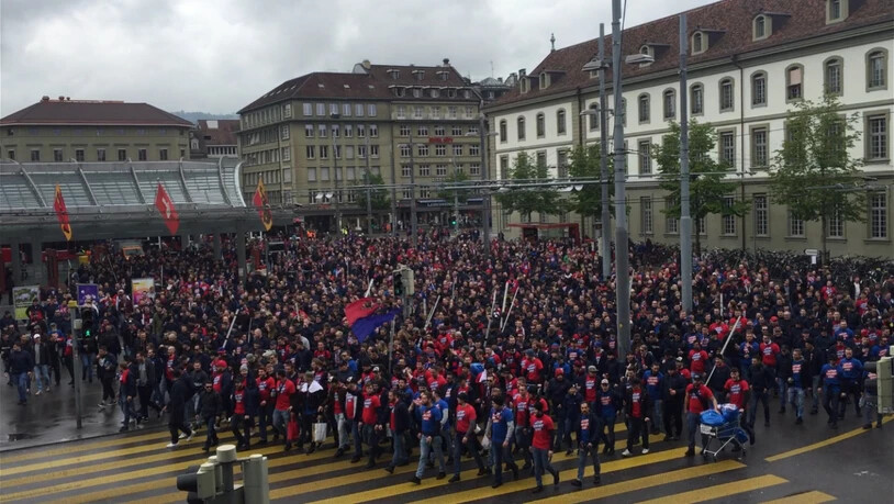 Singend ziehen sie am Bahnhof Bern vorbei: Fans des FC Basel auf dem Weg an den Cupfinal im Stade de Suisse.