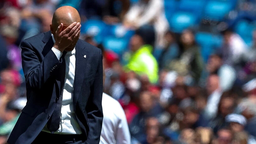 Real Madrids Trainer Zinédine Zidane kann nicht mehr hinsehen - wieder verliert sein Team