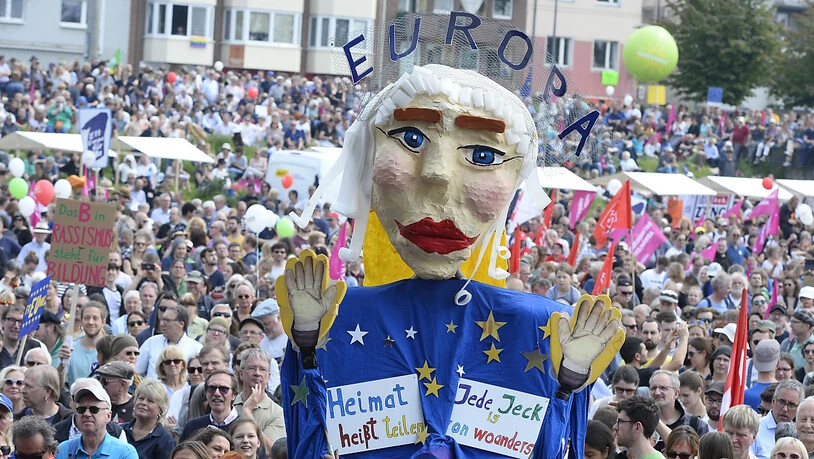 Deutschlandweit demonstrierten am Sonntag rund 150'000 Menschen für Europa und setzten dabei ein Zeichen gegen den internationalen Rechtsruck. In Köln (Bild) waren es nach Angaben der Veranstalter rund 45'000 Menschen.