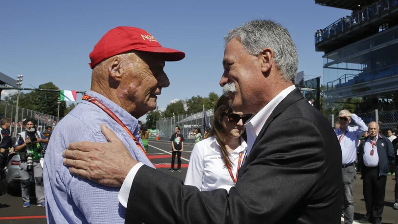 Niki Lauda blieb der Formel 1 immer verbunden: hier trifft er sich 2017 in Monza mit F1-Präsident Chase Carey