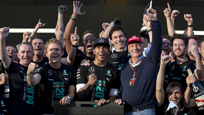 Auch als Berater in Siegerpose: Niki Lauda 2014 mit Weltmeister Lewis Hamilton (Mitte) und dem Mercedes-Team