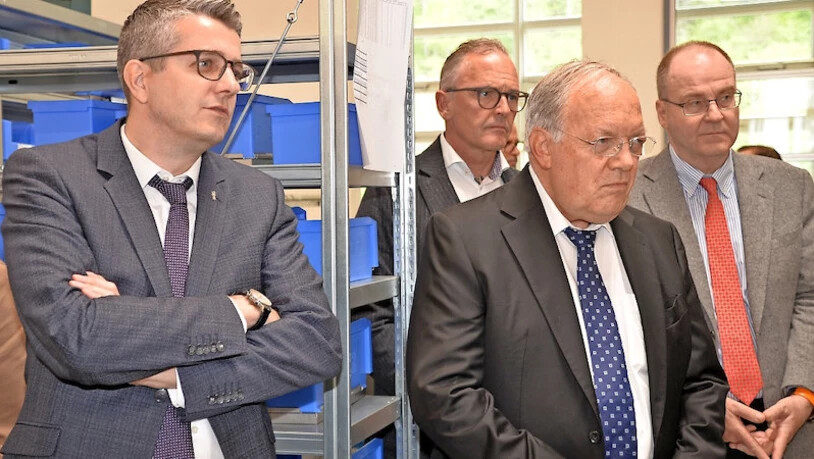 Interessierte Zuschauer: Der Glarner Regierungsrat Benjamin Mühlemann (links) besucht zusammen mit Johann Schneider-Ammann die Sauter Bachmann AG.