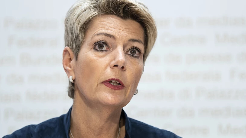 Justizministerin Karin Keller-Sutter präsentiert ein neues Gesetz zum Umgang mit terroristischen Gefährdern. Vorgesehen ist unter anderem Hausarrest.