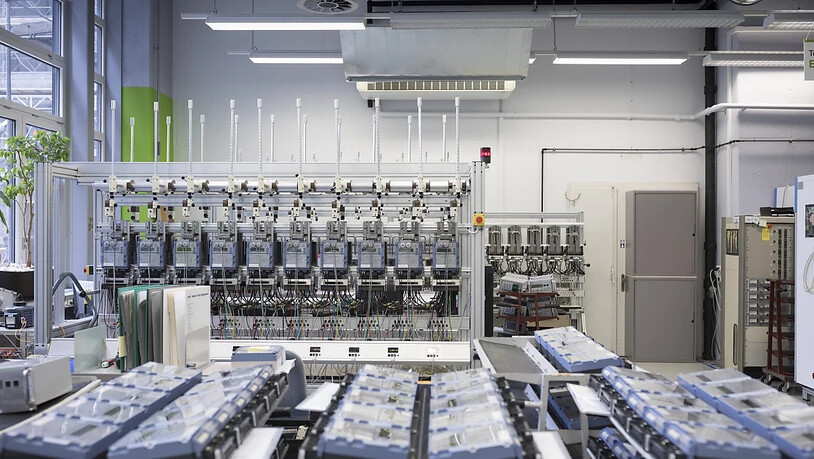 Die Schweizer Industrie hat im ersten Quartal 2019 die Produktion um gut 4 Prozent erhöht - im Bild die Fertigung von industriellen Stromzählern bei Landis+Gyr in Zug. (Archivbild)