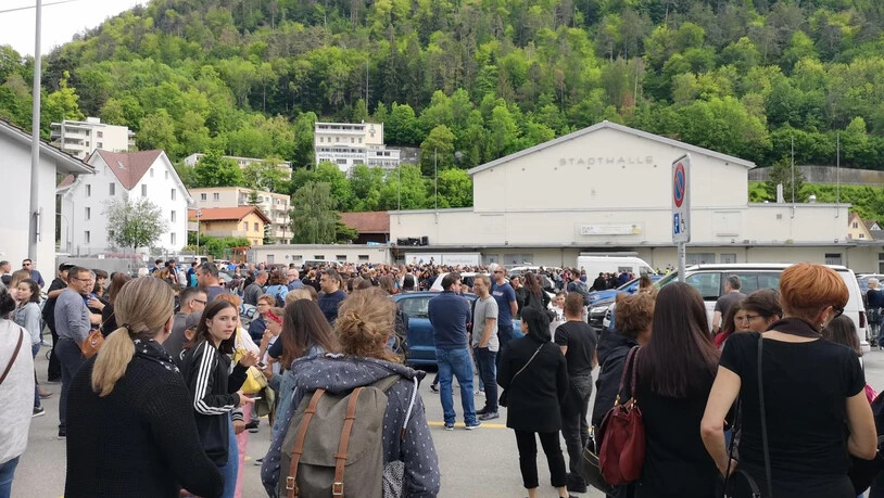 Vor der Stadthalle Chur haben sich bereits hunderte Menschen besammelt. 