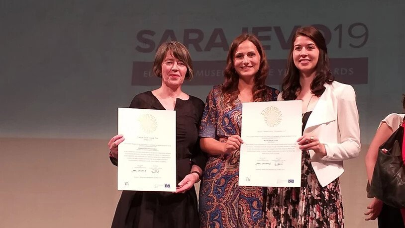 Jacqueline Strauss, Direktorin des Museums für Kommunikation in Bern (links), und Alessandra Lochmatter und Janique Gattlen vom World Nature Forum in Naters VS nehmen die Auszeichnungen für die Schweiz entgegen.