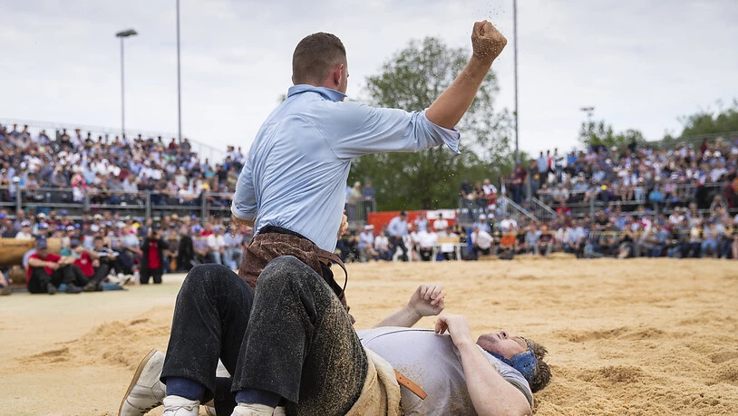 Remo Käser hat soeben Bernhard Kämpf in Sägemehl gebettet