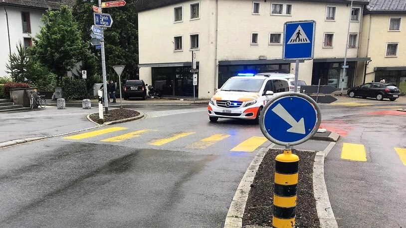 Der Unfall geschah bei der Verkehrsinsel vor der Kreuzung Vorder-/Hinterdorfstrasse.