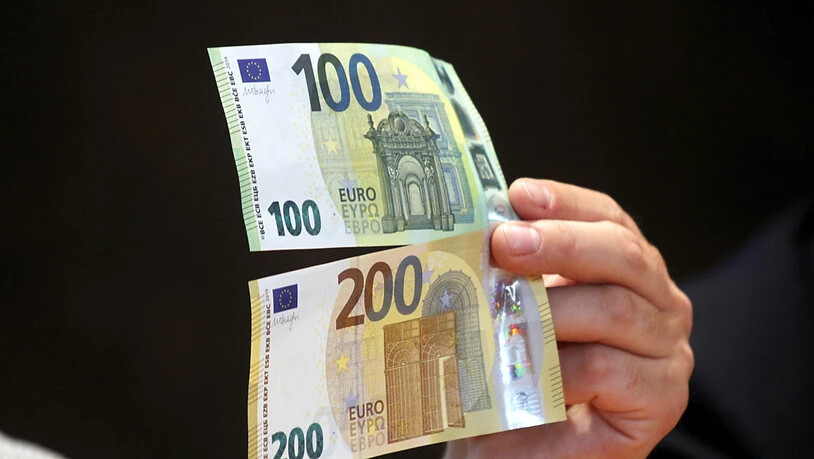 Die neuen 100- und 200-Euro-Banknoten mit besseren Sicherheitsmerkmalen sind seit Dienstag im Umlauf. (Archivbild)