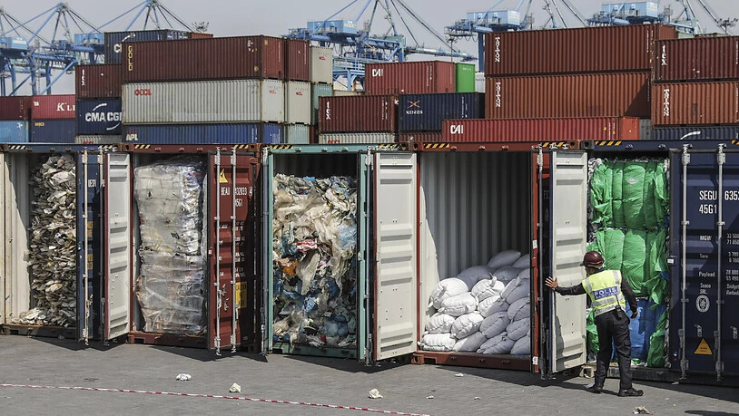 Zurück an den Absender: Malaysia schickt Plastikmüll in die Herkunftsländer zurück. Ein Polizist öffnet Container in Port Klang.