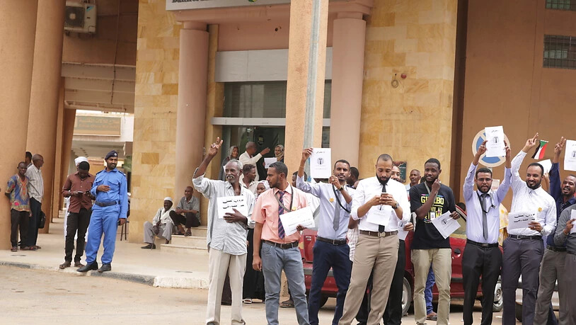 Generalstreik gegen Generäle: Demonstranten verlangen vor der Bank of Khartoum in der sudanesischen Hauptstadt den raschen Übergang zu einer Zivilregierung.