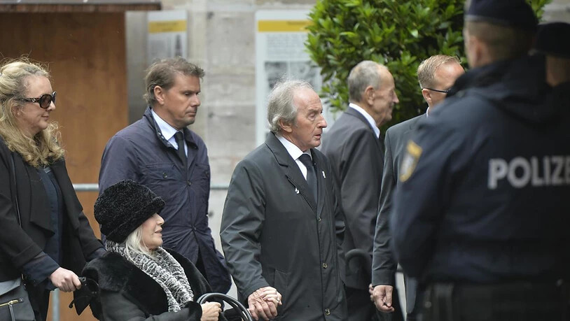 Auch Jackie Stewart (4. von links) reiste zur Trauerfeier nach Wien