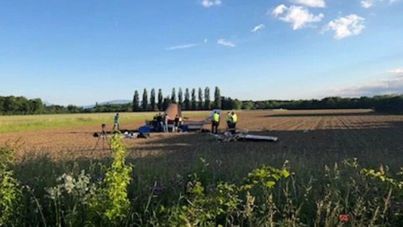 Ein 75-jähriger Mann ist am Donnerstagabend beim Absturz eines Kleinflugzeugs ums Leben gekommen. Zwei weitere Personen wurden schwer verletzt.
