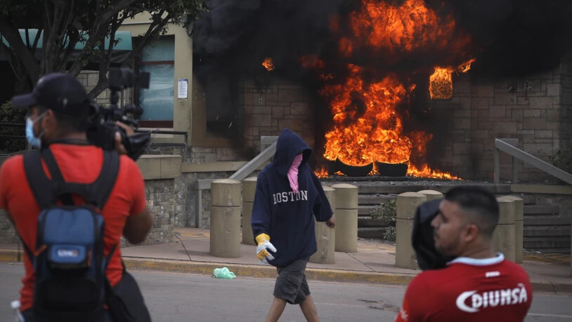 Bei heftigen Krawallen in der honduranischen Hauptstadt Tegucigalpa haben Demonstranten vor der US-Botschaft einen Stapel Pneus in Brand gesteckt.