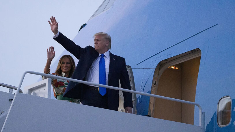 US-Präsident Donald Trump ist am Sonntagabend (Ortszeit) in seine Regierungsmaschine Air Force One gestiegen, um zu seinem Staatsbesuch nach Grossbritannien zu reisen.