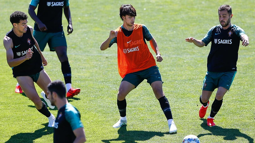 Umgeben von Stars wie Pepe (links), Bernardo Silva (rechts) und Cristiano Ronaldo (nicht im Bild) hält sich João Felix im Training mit der Nationalmannschaft noch zurück