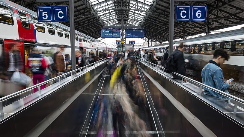 Die SBB erwarten, dass ab etwa 2030 täglich rund 100'000 Reisende im Bahnhof Lausanne ein-, aus- und umsteigen werden. (Archivbild)