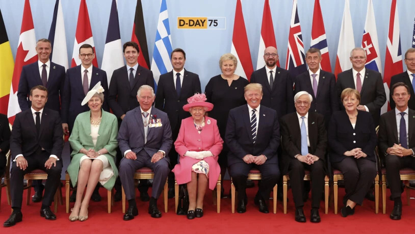 Staats- und Regierungschefs haben in Portsmouth den 75. Jahrestag der Landung der Alliierten in der Normandie gefeiert. In der ersten Reihe des Gruppenbildes sitzen Emmanuel Macron, Theresa May, Prinz Charles, Königin Elizabeth II., Donald Trump,…