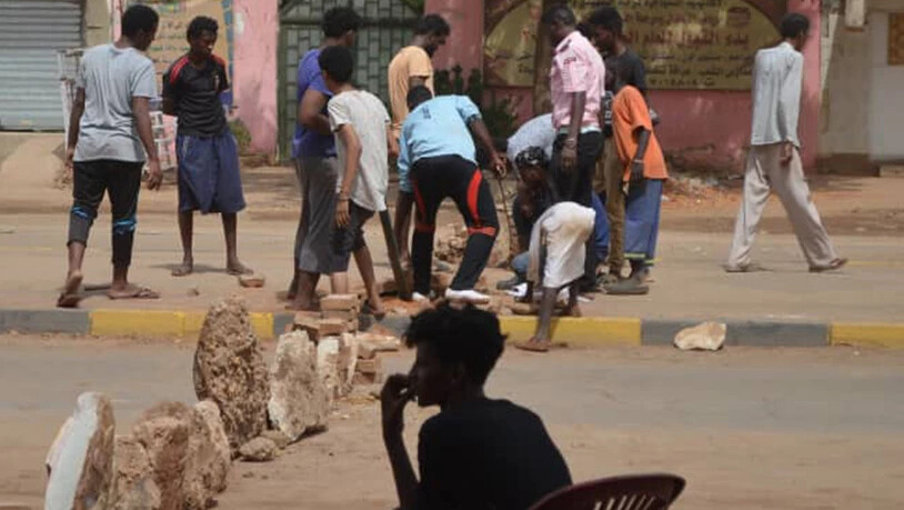 Die Lage im Sudan blieb weiterhin angespannt. Im Norden der Hauptstadt Khartum errichteten hunderte Bewohner aus Steinen Strassenbarrikaden. Nach dem gewaltsamen Vorgehen der Armee gegen die Protestbewegung ist die Zahl der Toten auf 60 gestiegen.