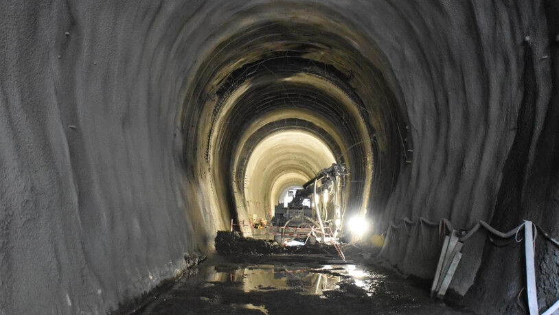 Bei einem Arbeitsunfall im Bahntunnel in Giarsun im Unterengadin ist ein  40-jähriger Tunnelarbeiter tödlich verletzt worden.