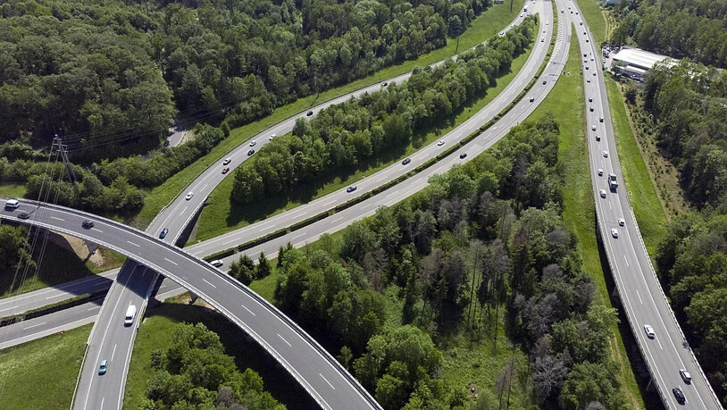 Der Ständerat bewilligt über 13,8 Milliarden Franken für Ausbau und Unterhalt des Nationalstrassennetzes. Drei nicht ausgereifte Autobahnprojekte sind in der kleinen Kammer durchgefallen. (Archivbild)
