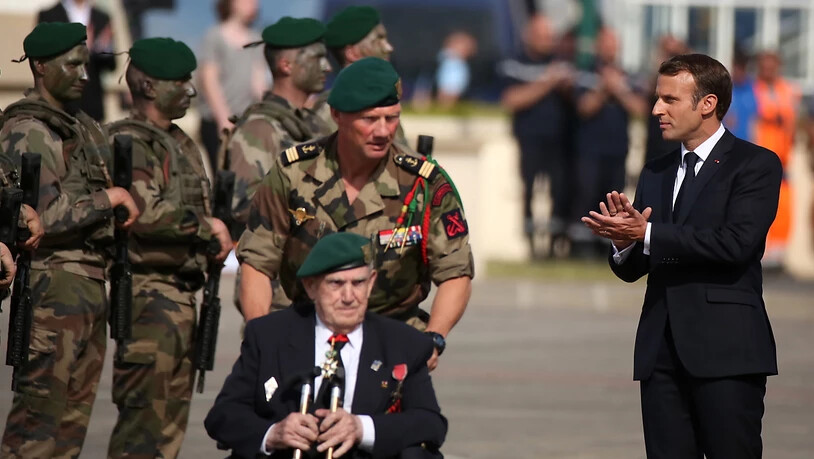 Frankreichs Präsident Emmanuel Macron dankt den Kriegsveteranen für ihren Einsatz.