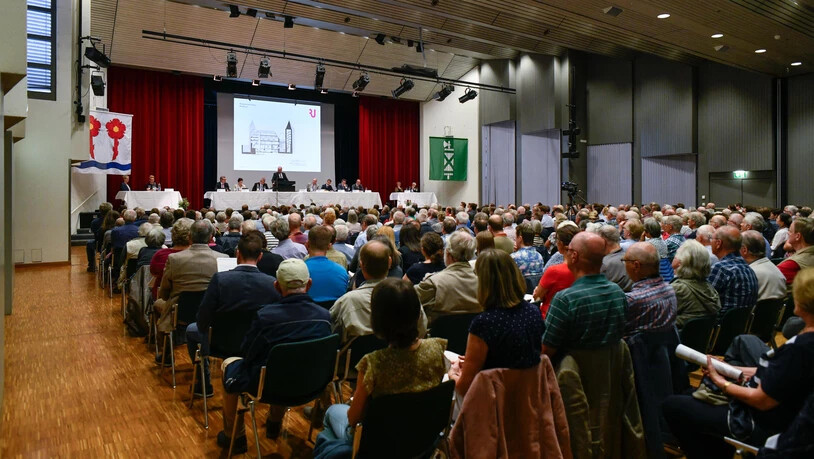 Angeregte Diskussion: Die Bürgerversammlung Rapperswil-Jona ist gespickt mit zahlreichen Wortmeldungen. Bei der Gewinnverwendung und dem Klimaschutz sind nicht alle gleicher Meinung.